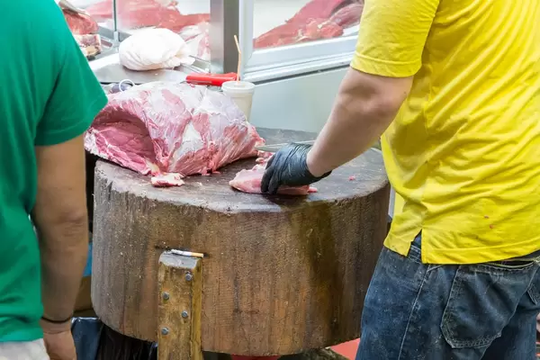 Metzger schneidet Fleisch am Kapani Markt in Thessaloniki