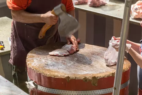Metzger schneidet Fleisch mit einer Axt am Danilovsky Market in Moskau