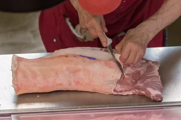 Metzger verarbeitet Fleisch am Danilovsky Market in Moskau