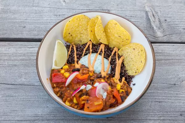 Mexican food in vegan version at restaurant Villa Vegana in Selva, Mallorca: tex-mex stew with nachos