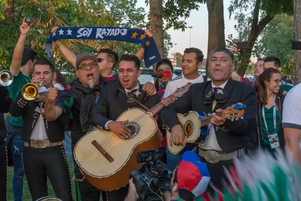 Mexikanische Fußball-Fans gekleidet als Mariachi