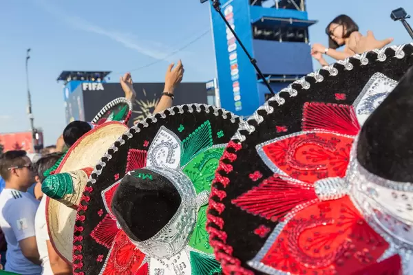 Mexikanische Fußballfans mit bunten Sombreros