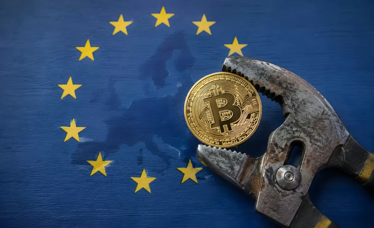 Mica-Vorgaben in der EU 2026: Bitcoin-Münze in Zange