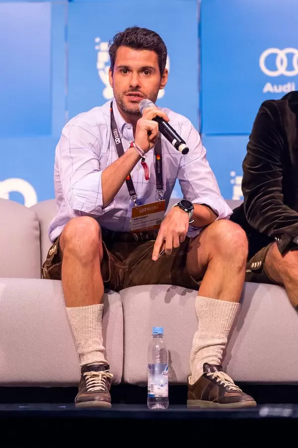 Michael Treskow von Eight Roads Ventures in Lederhosen auf der Couch bei Bits & Pretzels 2019