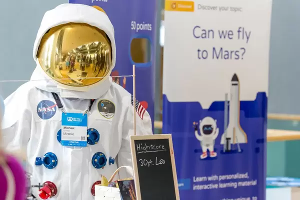 Michael Uhmeier dressed as Astronaut presents Startup Mirabilo learning software for project-based learning methods