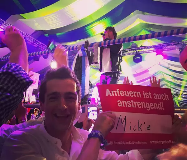 Mickie Krause läuft morgen um 8:30 einen Halbmarathon. Und heute tritt er noch auf. ;-) Ihm und allen anderen Startern viel Erfolg. Ich konzentriere mich aufs Anfeuern! #krause #oktoberfest #koelnmarathon