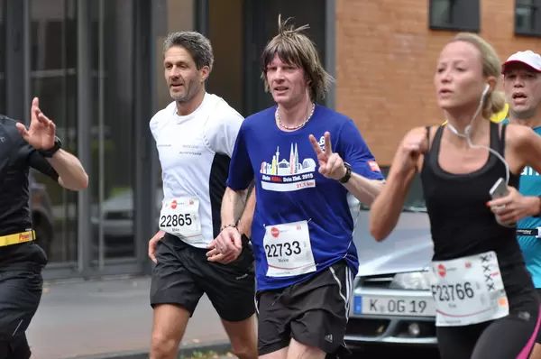 Mickie Krause beim Marathon mit gewohnter Frisur (mit Perücke)