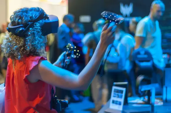 Microsoft Mixed Reality Headset und Controller im Einsatz