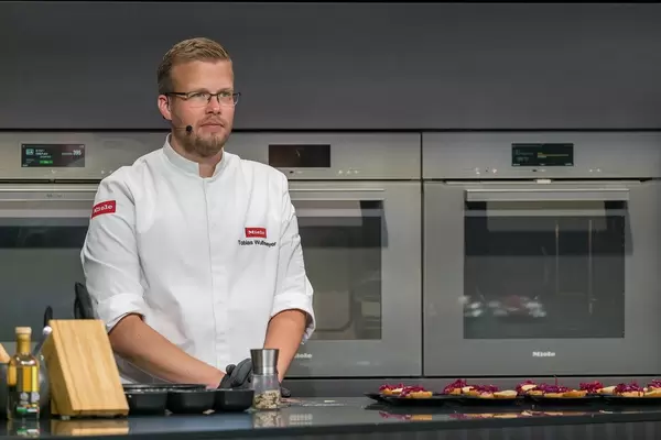 Miele Produkttrainer und Koch Tobias Wulfmeyer am Kochstand auf der IFA