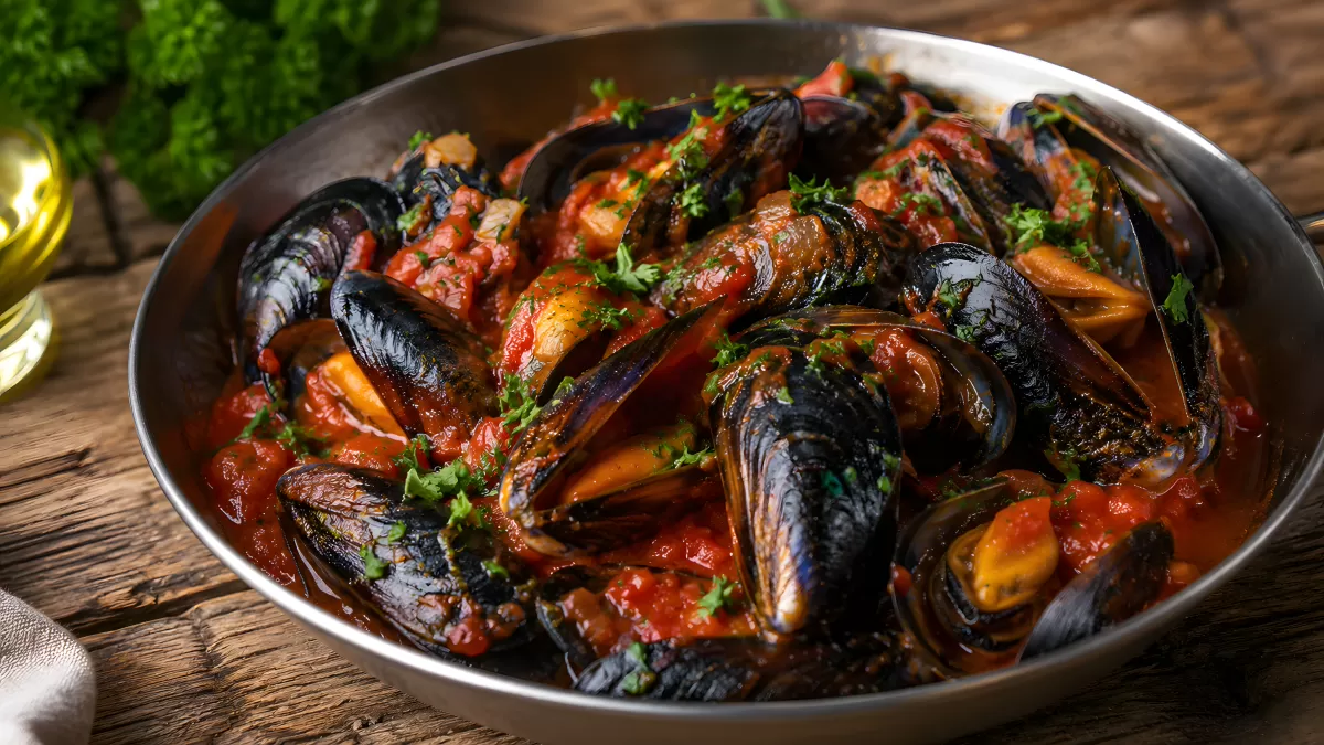 Miesmuscheln in Tomatensauce mit frischer Petersilie