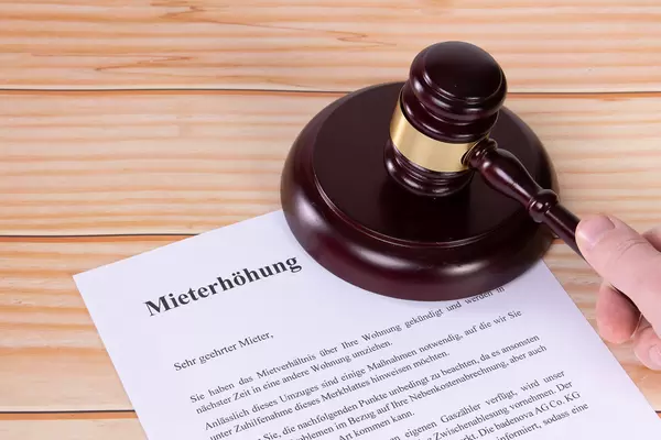 Mieterhöhung document with a wooden judge gavel