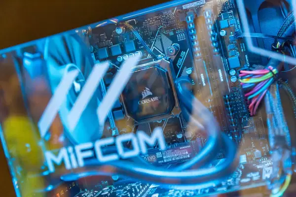 MIFCOM Gaming PC mit Corsair Wasserkühlung