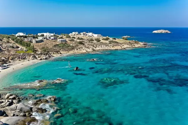 Mikri Vigla auf Naxos, Griechenland. Dorf und Strand als Windsurf- und Kitesurf-Spot bekannt. Luftbild