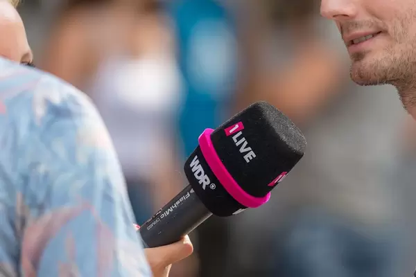 Mikrofon von 1live während eines Interviews
