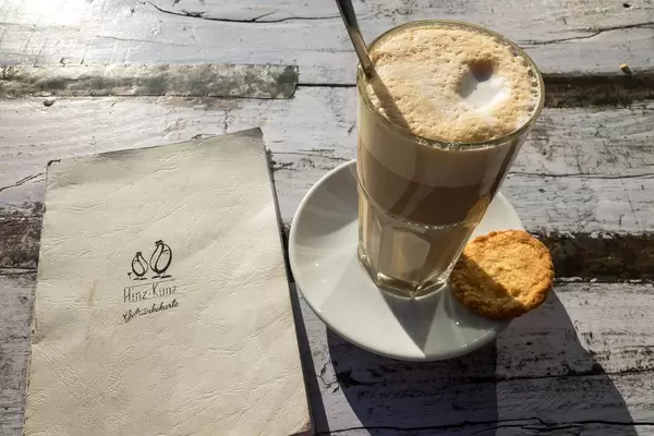 Milchkaffee im Café Hinz und Kunz in Köln