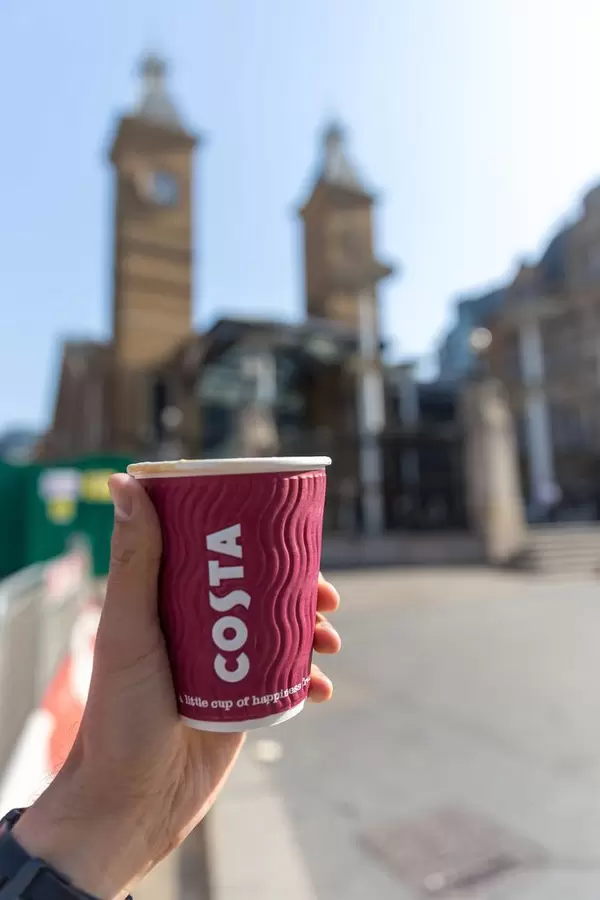 Milchkaffee von Costa im Kaffeebecher