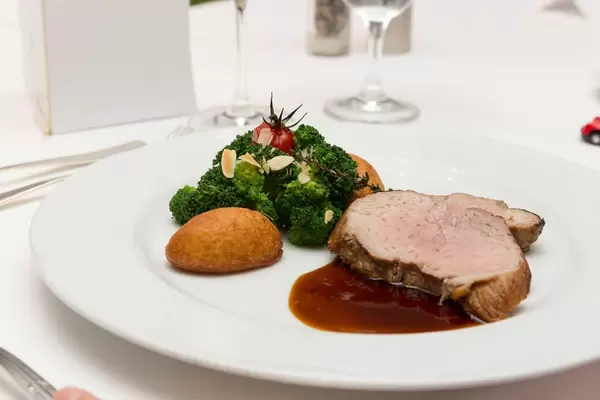 Milchkalbsrücken am Stück gebraten in eigener Jus mit Mandel-Broccoli udn Kartoffelkrusteln