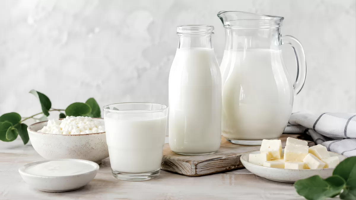 Milchprodukte auf Holzbrett – Frische Auswahl