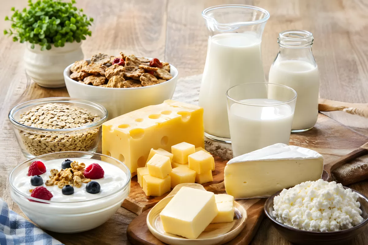 Milchprodukte und Getreide auf Holztisch arrangiert