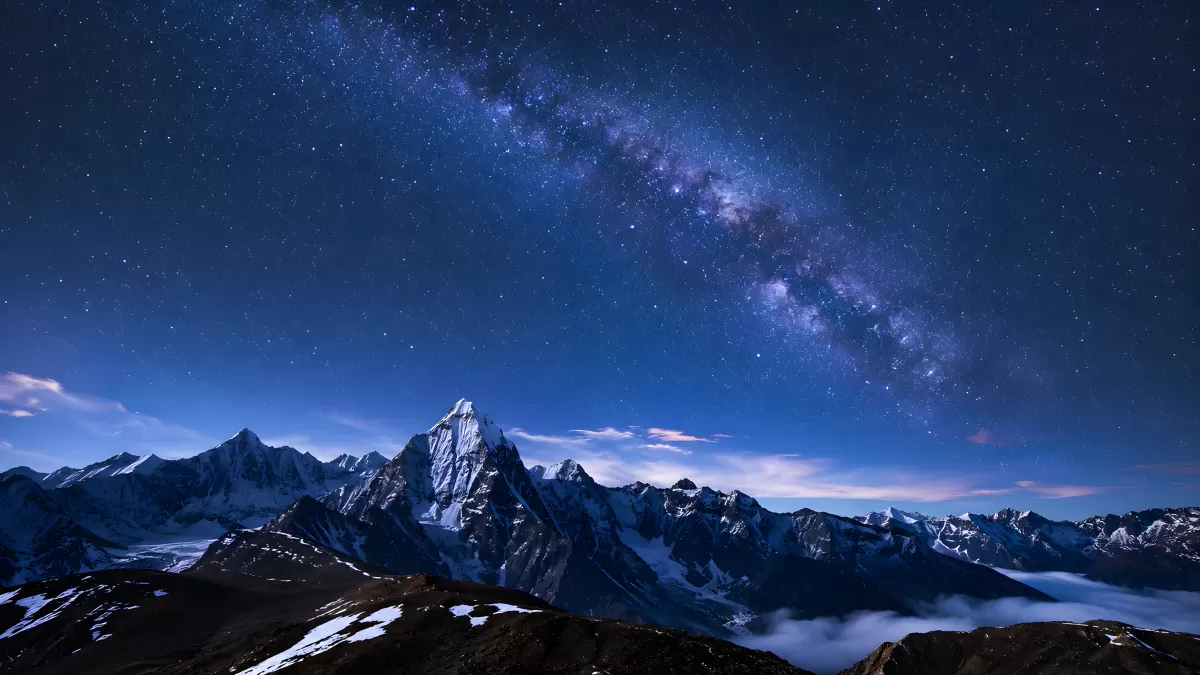 Milchstraße über verschneiten Himalaya-Gipfeln bei Nacht — Bild kostenlos herunterladen