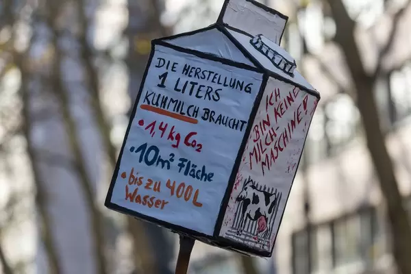 Milchtüte mit den Problemen der Milchherstellung aufgezeigt Klimastreik