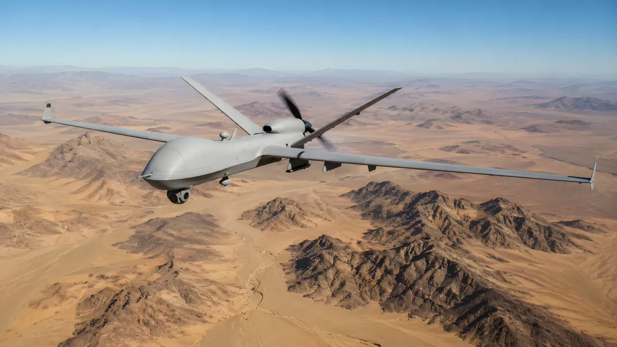 Militärdrohne im Flug über Wüstenlandschaft
