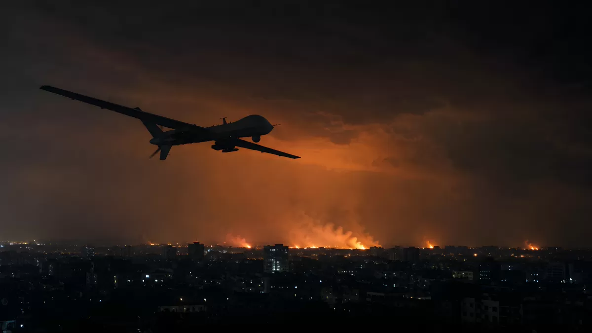 Militärdrohne über brennender Stadt in der Nacht