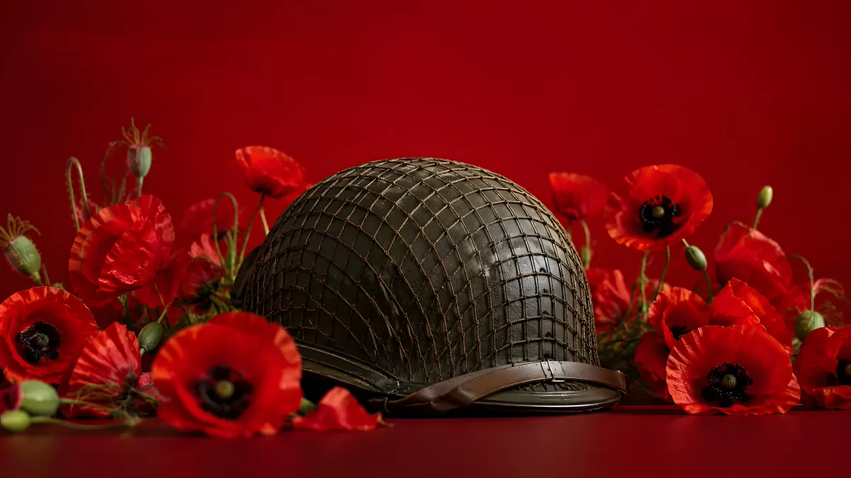 Militärhelm mit rotem Mohnblumen-Arrangement