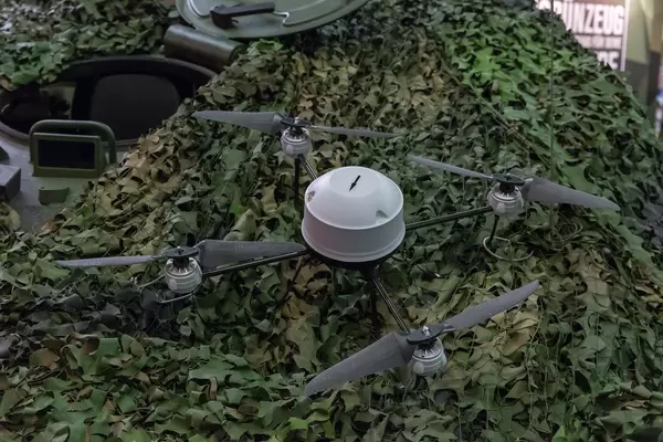 Militär-Drohne auf einem Militärfahrzeug IVECO Trakker