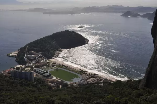 Militärstützpunkt EsEFEx und der Strand Praia de Fora in Rio de Janeiro, Brasilien