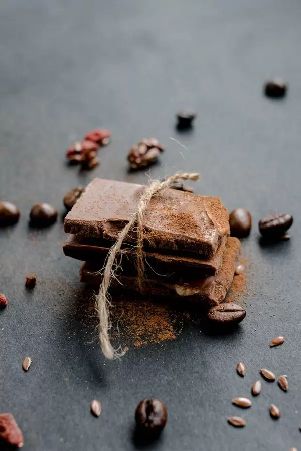 Milk chocolate pieces with coffee beans and cinnamon