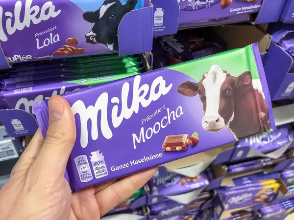 Milka verzichtet vorübergehend auf lila Kuh und präsentiert die Kampagne „Entdecke die echten Kühe von Milka“