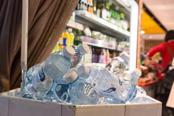 Mineralwasserflaschen (0,5L) im Duty-Free-Shop