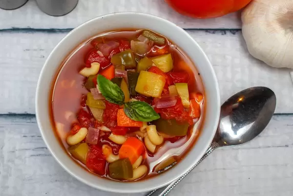 Minestrone. Gemüsesuppe