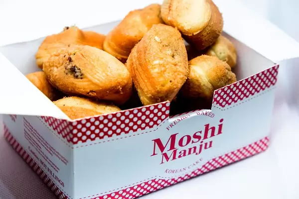 Mini cake with fudge on a box