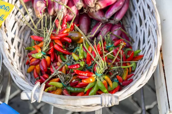 Mini-Chilischoten und Schalotten-Zwiebeln