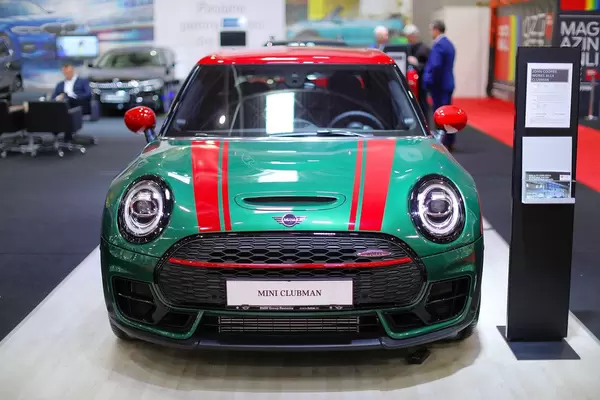 Mini Clubman im Grün und Rot, Aufnahme von vorne