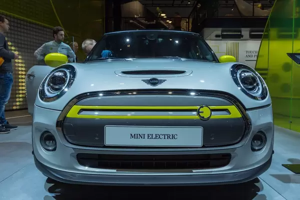 Mini Electric: Frontansicht des Elektroautos Mini Cooper SE, mit Elektromotor unter der Fronthaube
