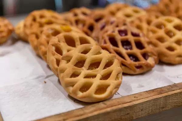 Mini-Gebäck mit Aprikosen-Füllung