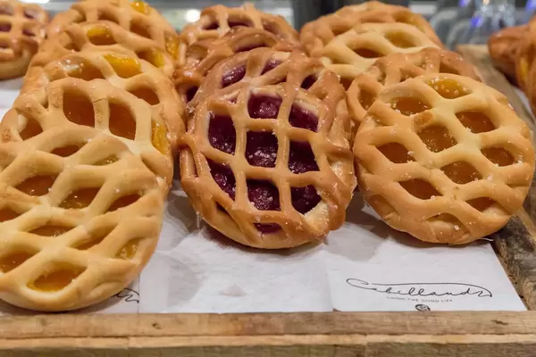 Mini-Gebäck mit Kirsch-Füllung