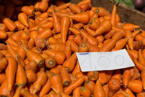 Mini-Karotten auf Mercado dos Lavradores in Funchal, Madeira