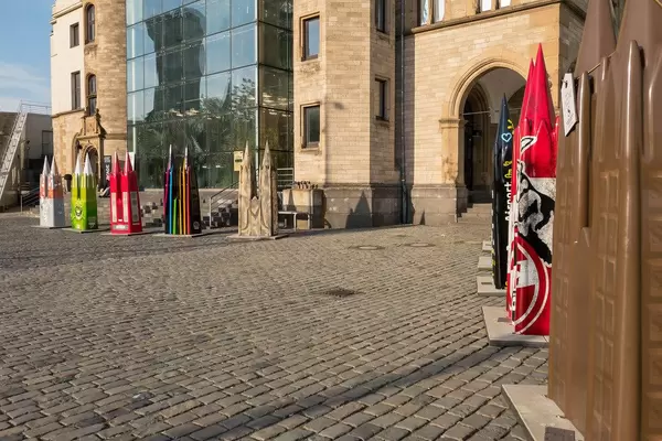 Mini Kölner Dom Figuren vor dem Schokoladenmuseum