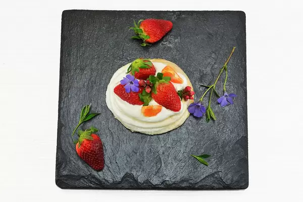 Mini Pavlovas mit Erdbeeren