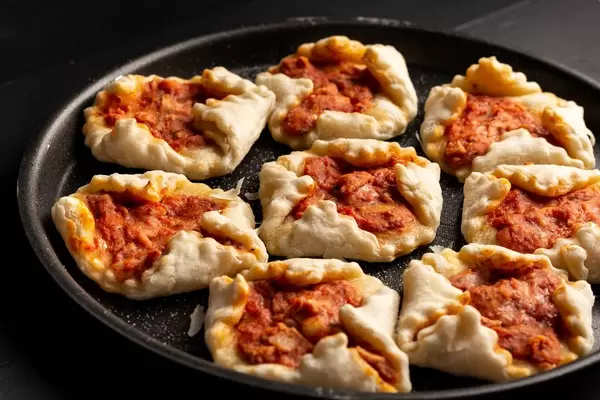 Mini Pizza on the round baking pan