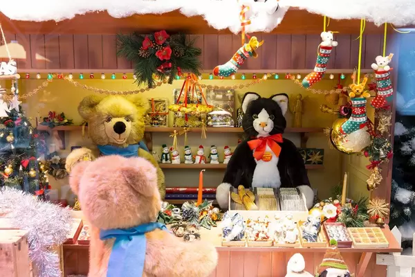 Mini-Stand mit Plüschtieren, Spielzeug und Weihnachtsdeko