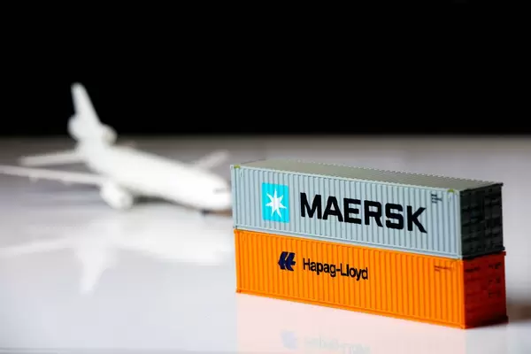 Miniatur-Schiffscontainer und Frachtflugzeug