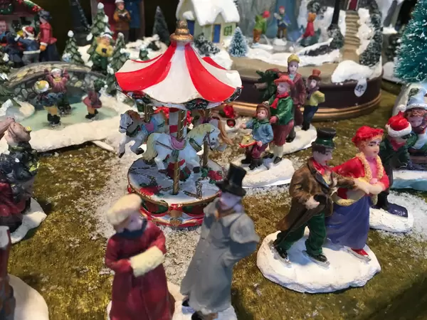 Miniatur-Weihnachtslandschaft auf dem Weihnachtsmarkt