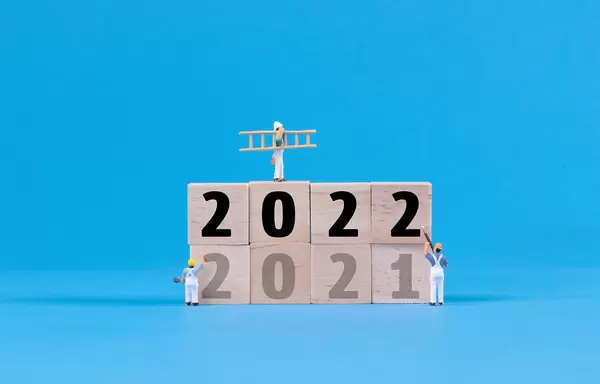 Miniature painters with 2021 and 2022 text