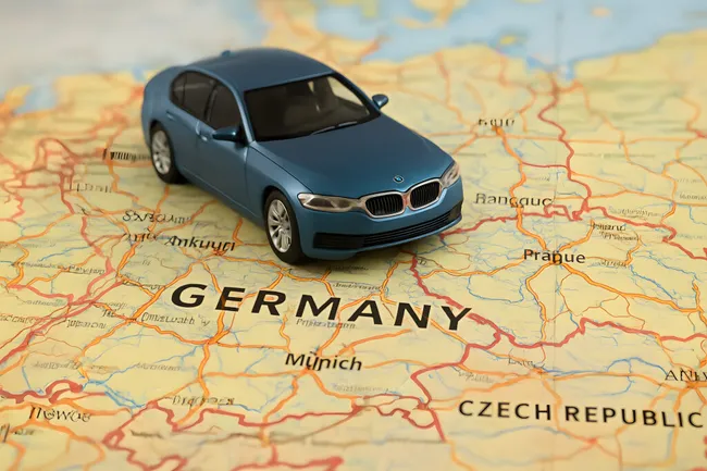 Miniaturmodell eines BMW auf Deutschlandkarte