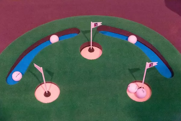 Minigolf auf der Digital X: Sportausrüster Kunstrasen mit Bällen zum Putten